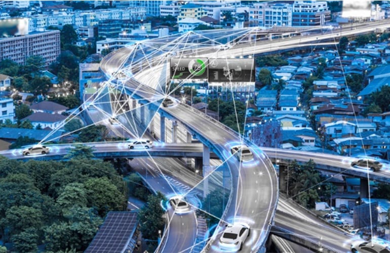 Smart city con sovrapposizioni digitali sulle autostrade, che mostrano dati su traffico e velocità, in un'area urbana al crepuscolo.