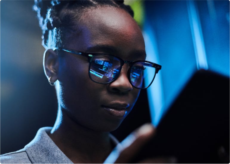 femme regardant un écran